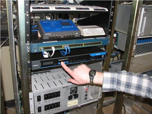The rack mounted MOXA DA-661-LX with the UC-7420 mounted above it.