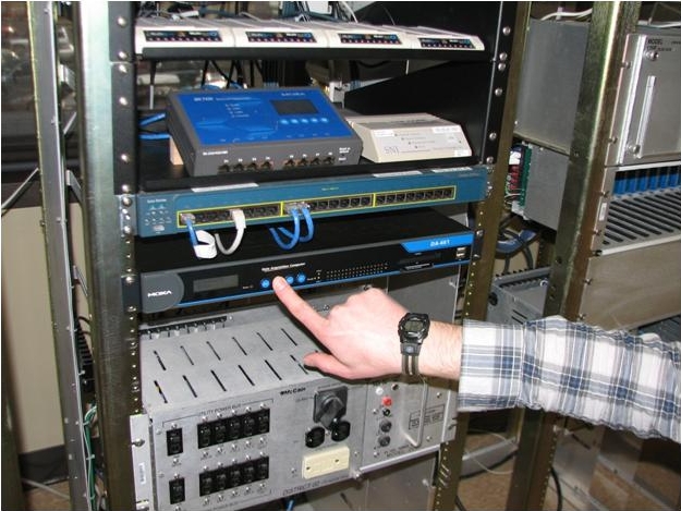 The rack mounted MOXA DA-661-LX with the UC-7420 mounted above it. The rack mounted MOXA DA-661-LX with the UC-7420 mounted above it.