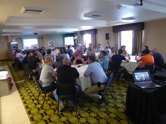 Forum participants network during the Tuesday evening dinner.